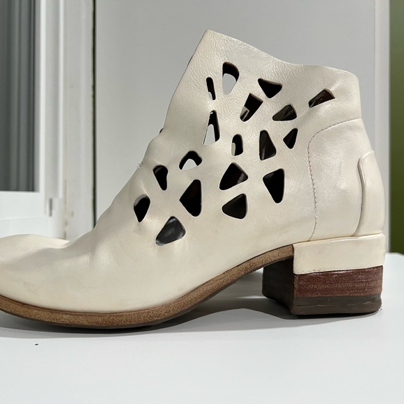 AS98 Ivory CutOut Ankle Boots 38/8 - Picture 16 of 16